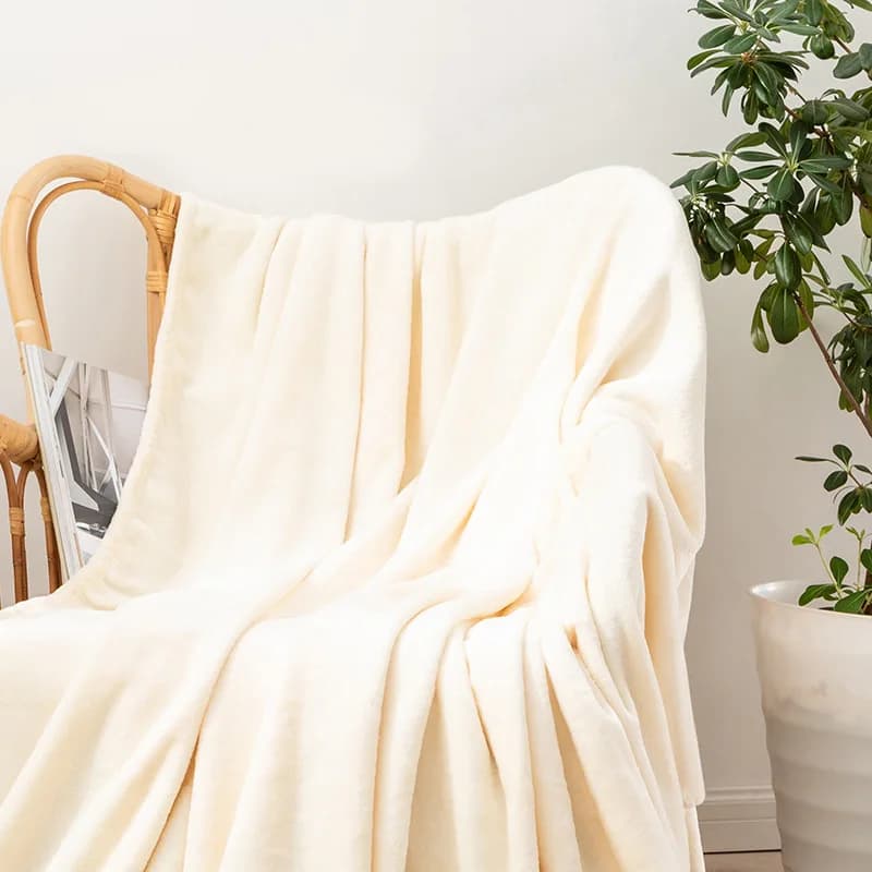Coperta da tiro color crema in pile di flanella Coperte regalo leggere e accoglienti di lusso per divano letto sedia spessa calda traspirante per tutte le stagioni