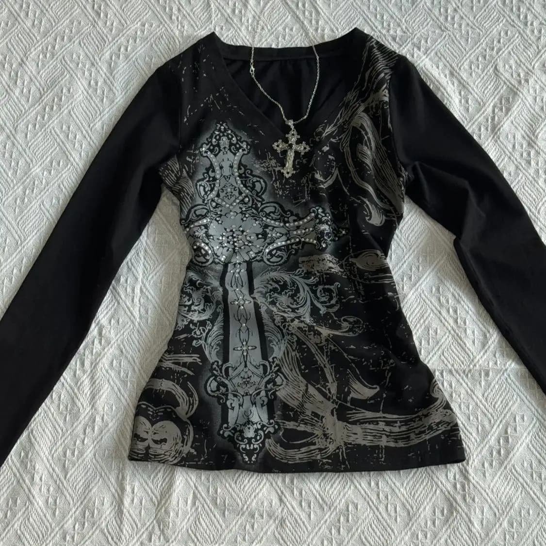 Abbigliamento primaverile europeo-americano da donna, t-shirt con stampa dal design gotico personalizzato europeo-americano, top a maniche lunghe con scollo a V y2k