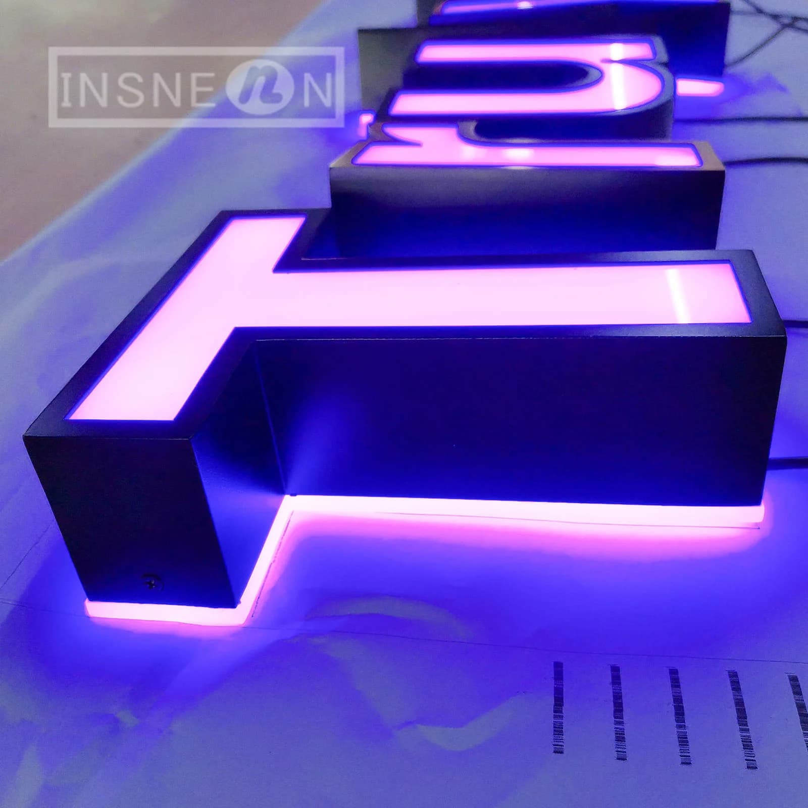 cartello aziendale Personalizzato in metallo 3D Illuminazione impermeabile Azienda Acrilico Mini LED Lettera luminosa Logo Cartello digitale per porta esterna dell'hotel