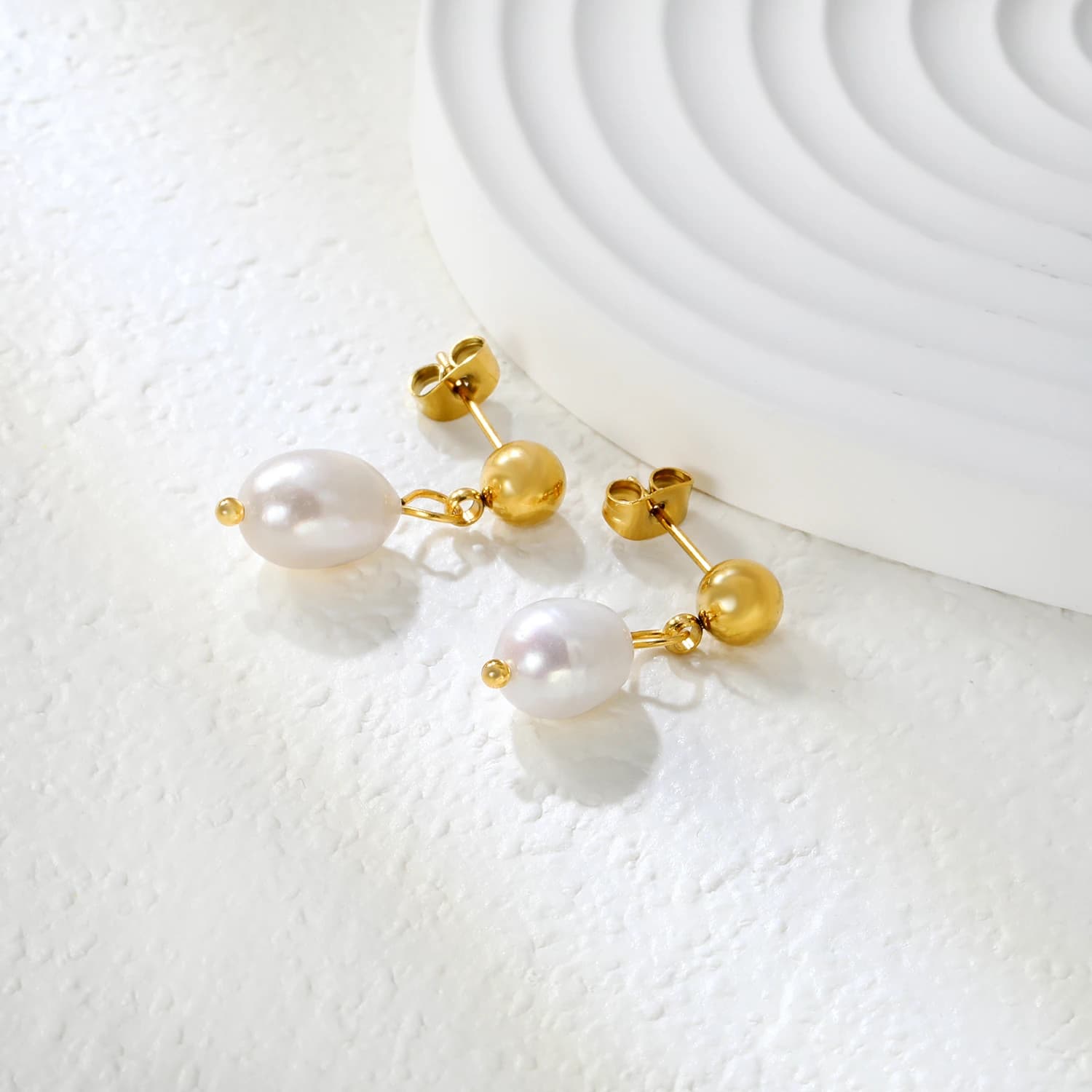 Orecchini vintage francesi in acciaio inossidabile con perle d'acqua dolce, orecchini a lobo di alta gamma placcati oro 18k, alla moda e di nicchia, per ragazze