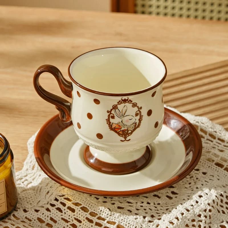 Tazza da caffè in ceramica Tazza francese con coniglio carino Trucco di alta bellezza per la casa Tazze da tè pomeridiano Set di piatti per tazze in piccola edizione Bicchieri