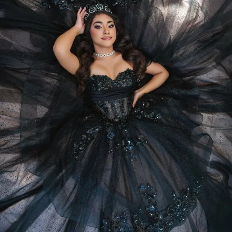 Abito Quinceanera nero lucido con spalle scoperte decalcomania glitter di cristallo Coda lunga Big Bow abiti da 15 Quinceanera Personalizza
