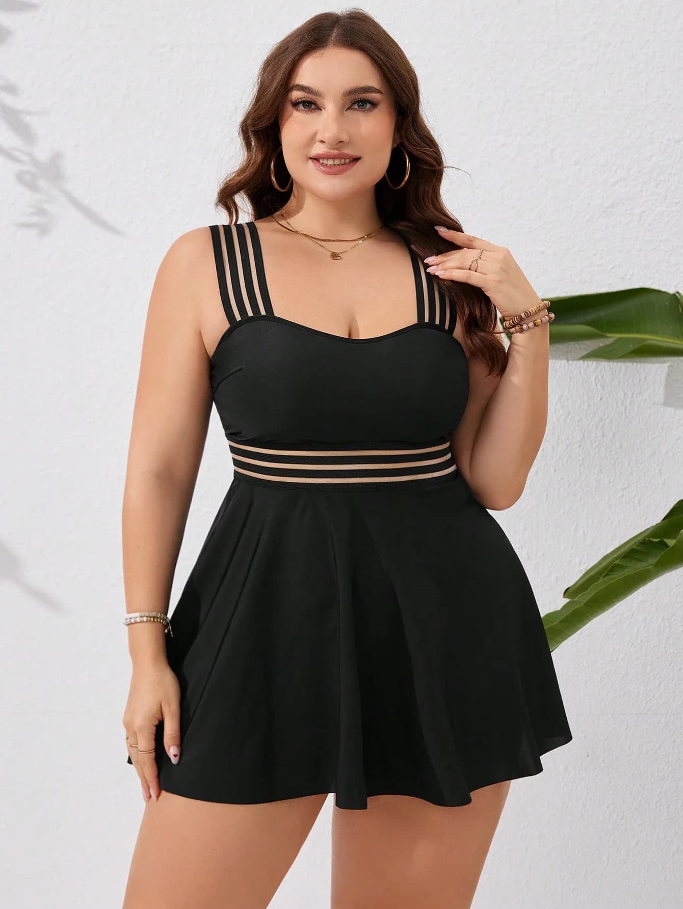 Costume da bagno nero plus size con gonna e strisce orizzontali trasparenti, ideale per le vacanze estive al mare