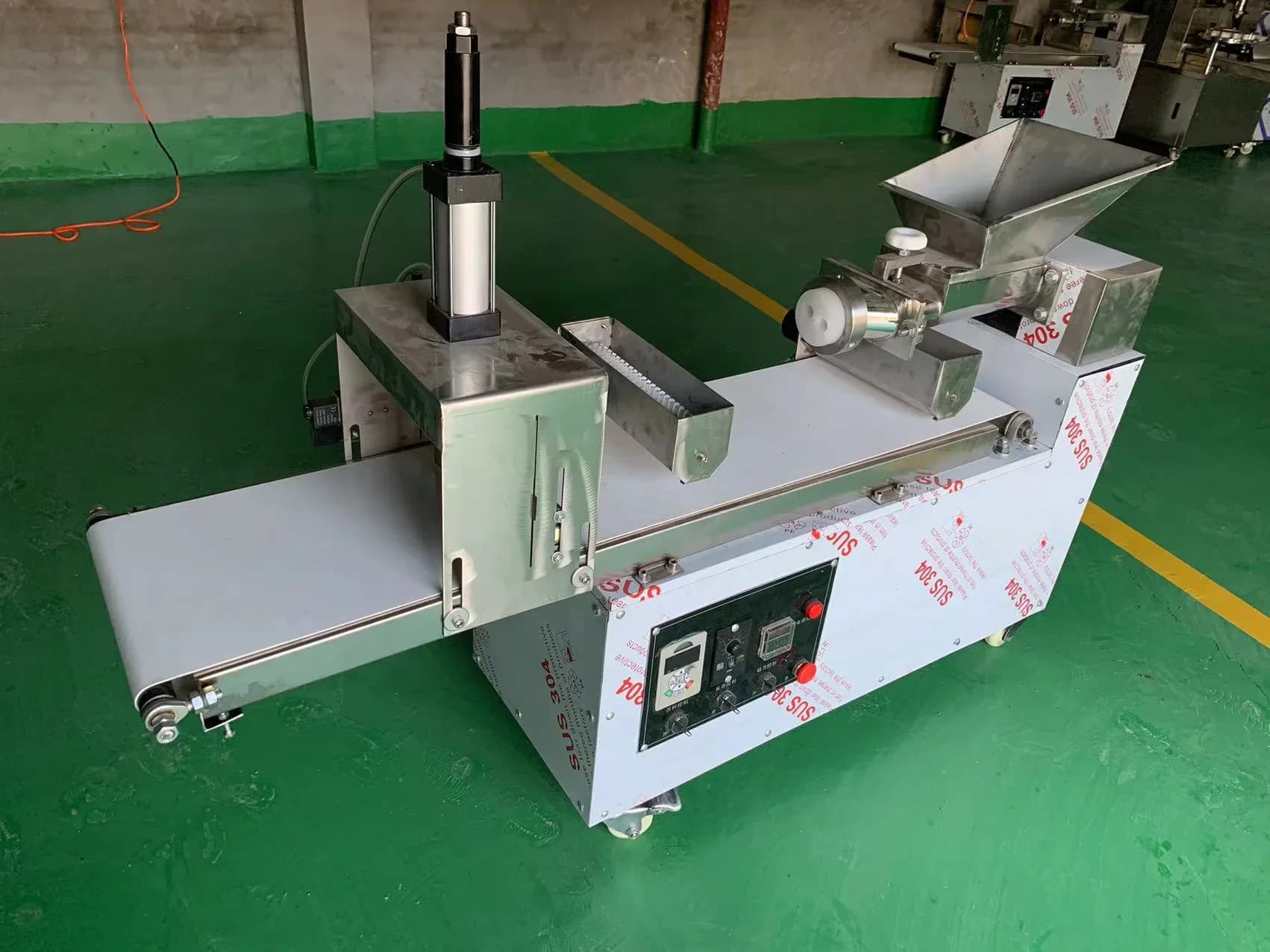 # Macchina automatica per l'estrusore per la produzione di barrette di datteri proteici a prezzo di snack, macchina per estrusore di barretta di proteine cokklate