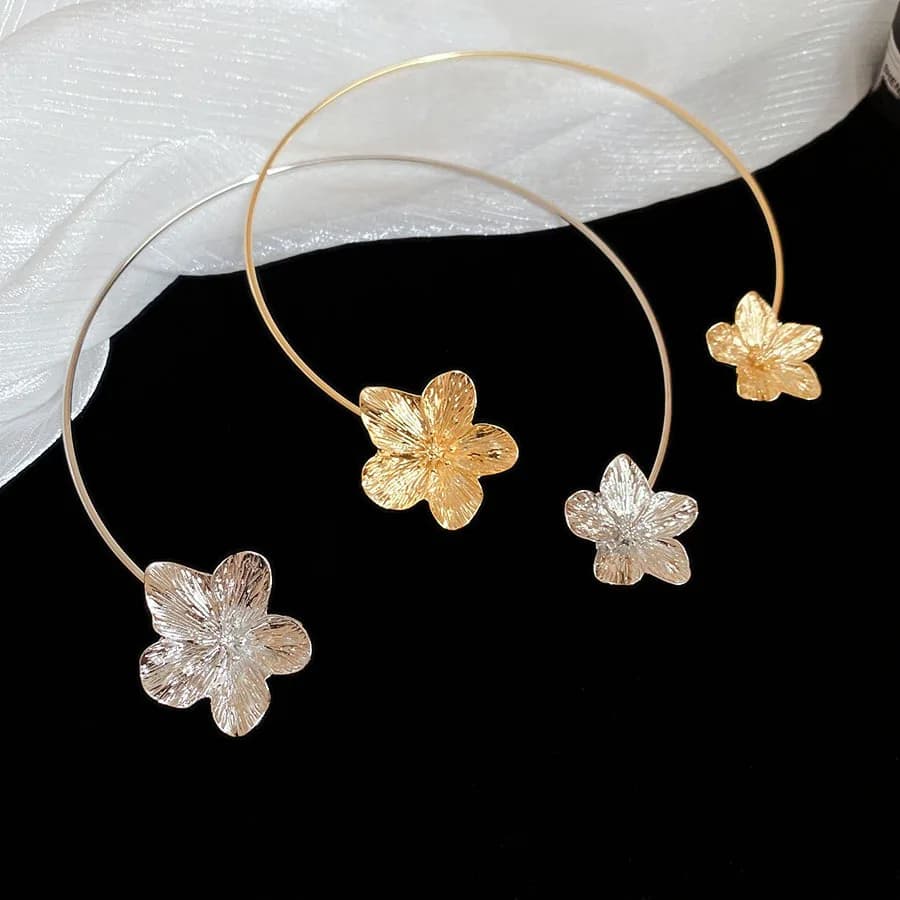 Collare con apertura a forma di fiore in metallo europeo e americano Temperamento leggero Collana di lusso di fascia alta Design Gioielli Girocollo da donna