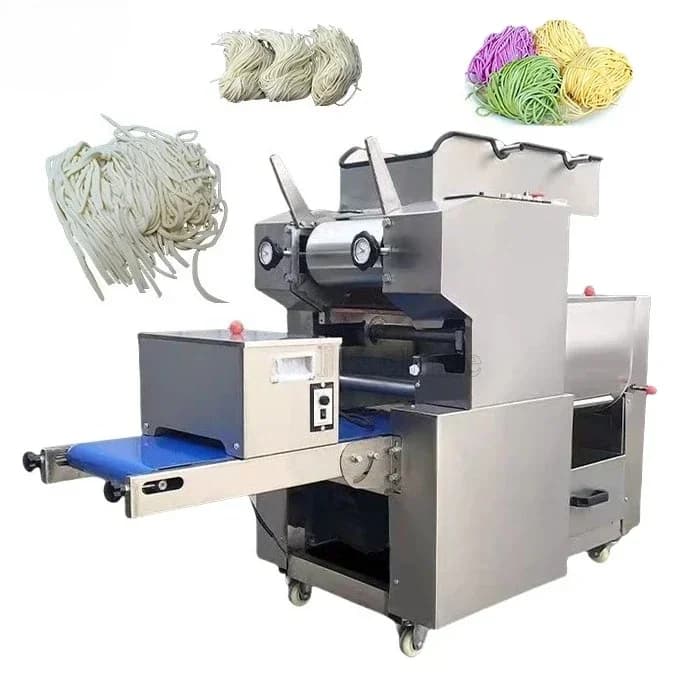 Ristorante con grandi macchine automatiche per noodle, macchine elettriche per pasta