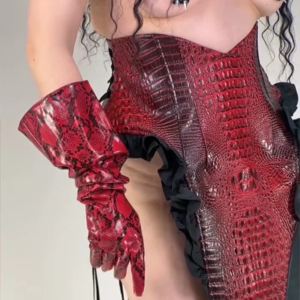 DooWay Guanti unisex con serpente rosso Maniche a sbuffo Lattice oversize Effetto bagnato Sexy Pelle di animale Stampa Opera Polsino lungo largo e largo Cosplay