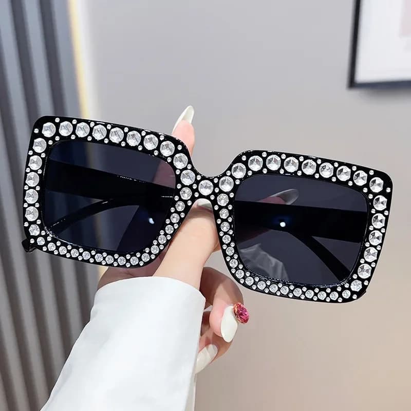 Occhiali da sole da donna con montatura grande e tempestati di diamanti, adatti per viaggi all'aperto, fotografia di strada e abbigliamento quotidiano, ideali per l'uso estivo come protezione solare.