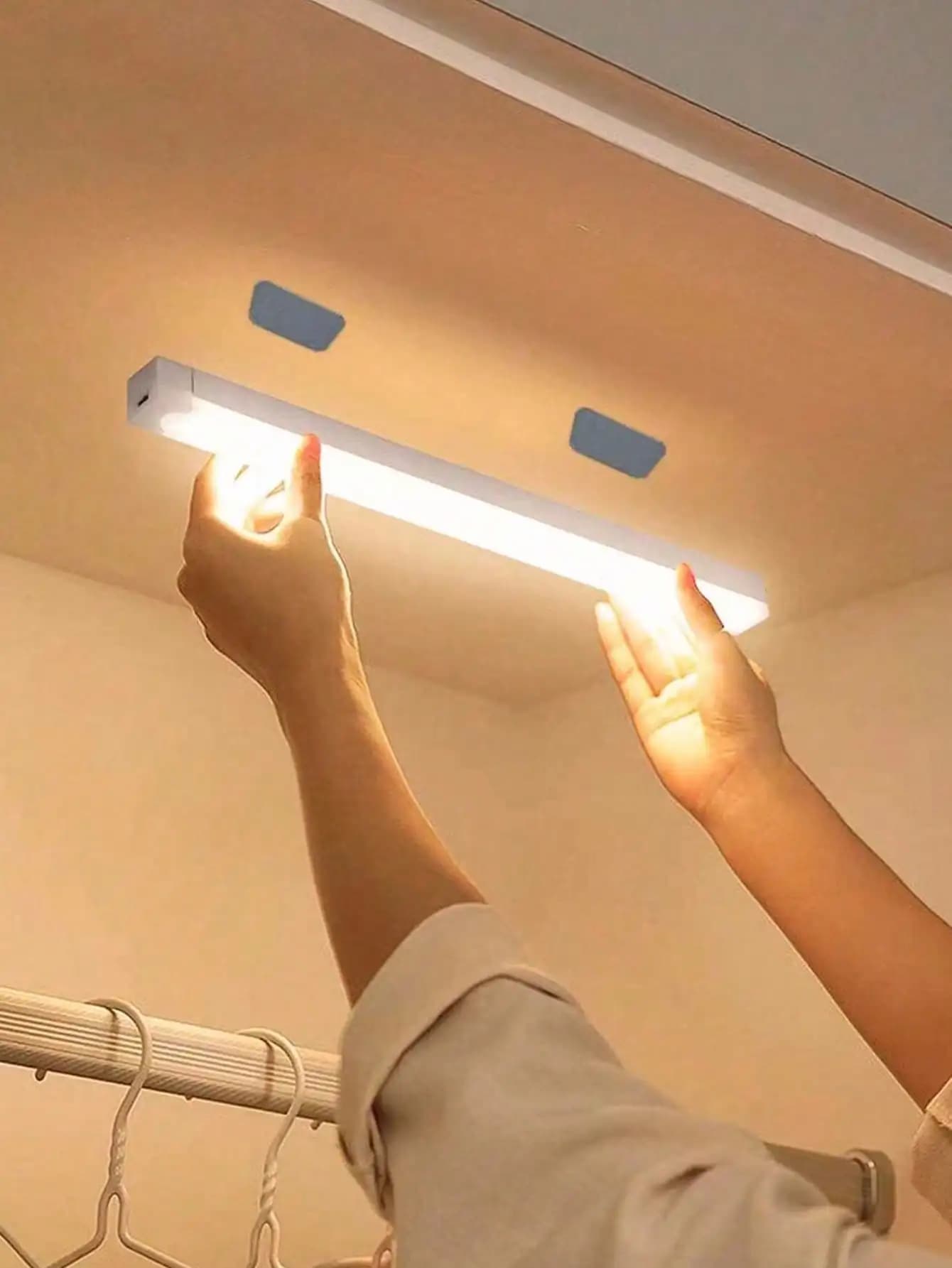 Luce Notturna LED Ricaricabile Magnetica con Sensore di Movimento, Lampada Adesiva per Armadio, Portatile e Facile da Installare, Illuminazione per Casa, Camera da Letto e Armadietti