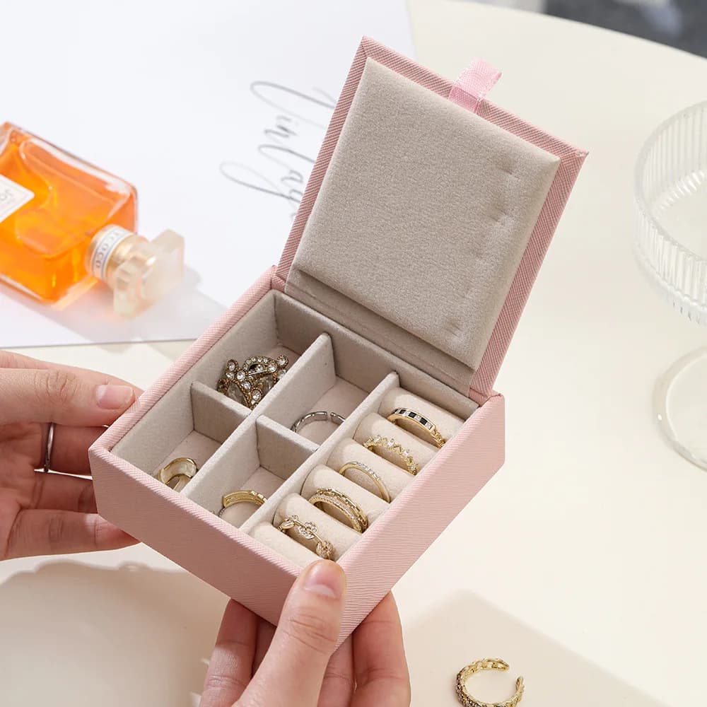 Portable Multi-functional Jewelry Box, Ring, Stud Earrings, Earrings, Storage Box, Flip Cover, Travel Exquisite PU Trinket Box.
