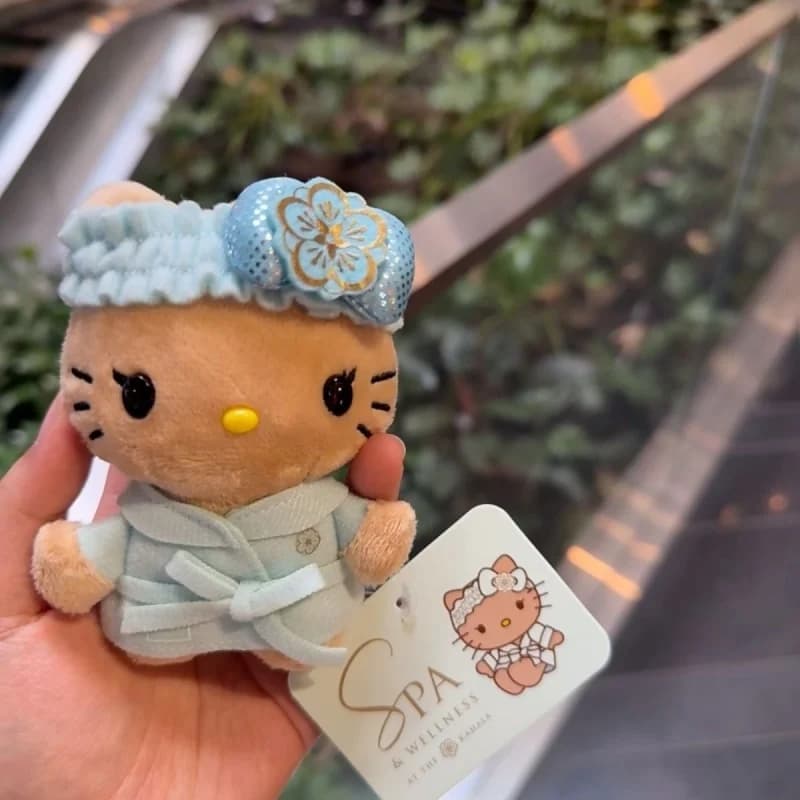 NUOVO Ciondolo Bambola di Peluche Hello Kitty Hawaiana con Pelle Scura, Creativa Kitty con Accappatoio, Bambola a Forma di Tavola da Surf, Decorazione per Zaino