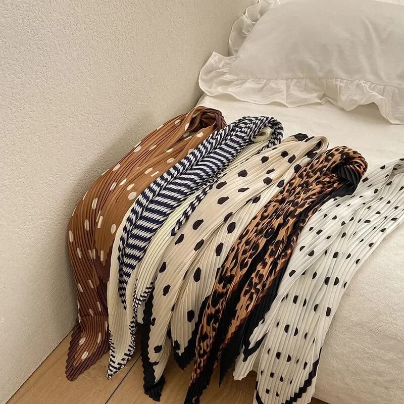 Le sciarpe primaverili ed estive da donna sono semplici e versatili alla moda con pieghe e sciarpe interne abbinate alle gonne