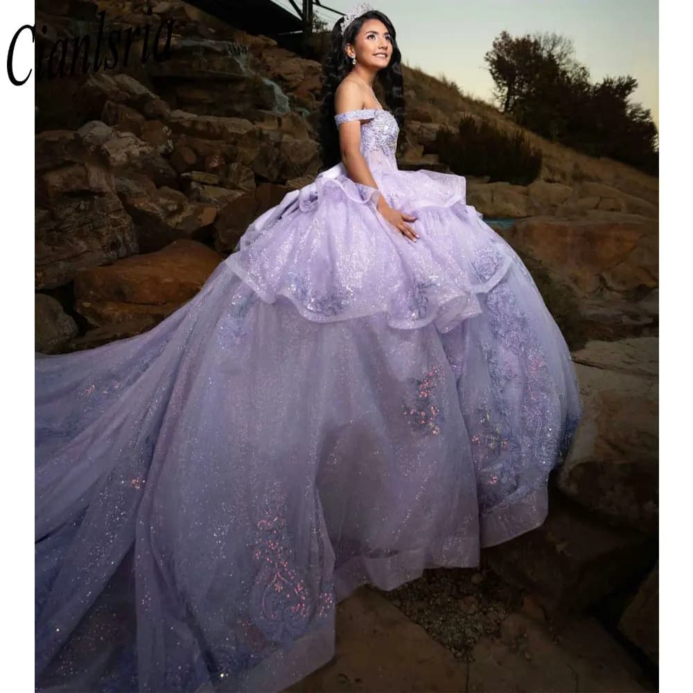 Abito da ballo lilla con cristalli brillanti, volant e fiocco, abiti Quinceanera con spalle scoperte, applicazioni in pizzo, per il 15° compleanno, personalizzabile 2026