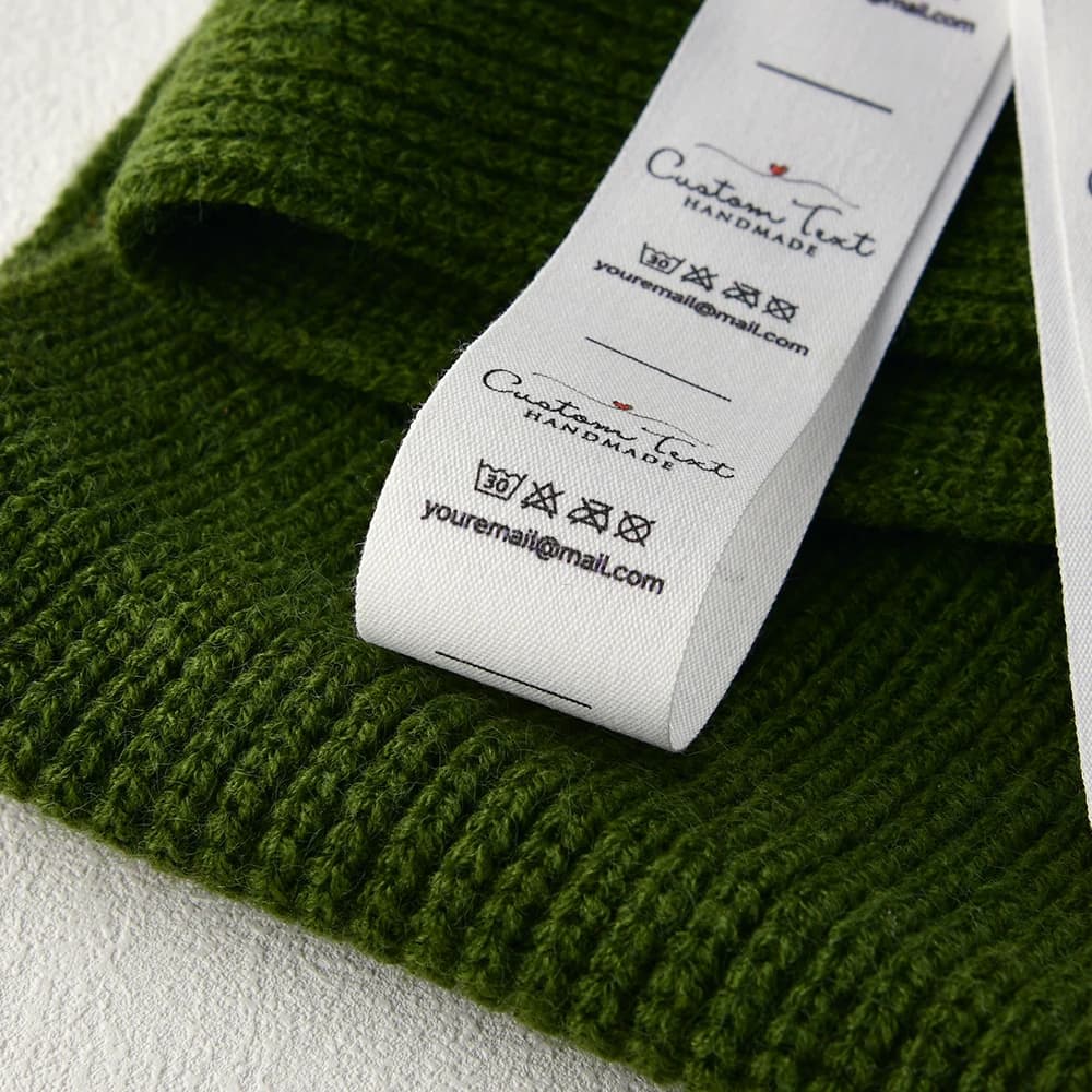 Etichette Personalizzate in Cotone Piegato 3x5 cm, 100% Cotone, con Testo e Logo Personalizzabili per Abbigliamento Fai-da-Te e Lavori a Maglia