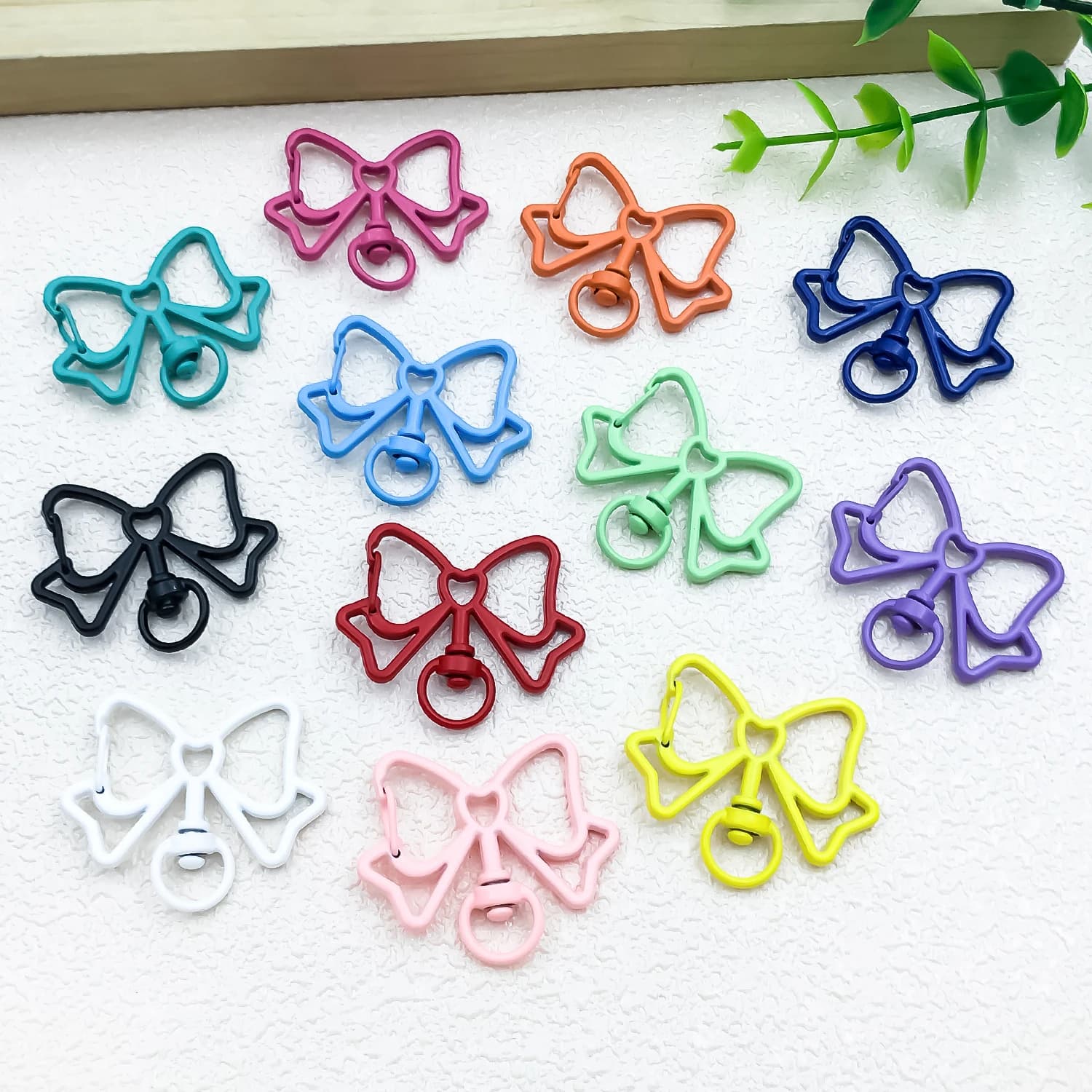 20pcs 35.5x39mm Hanging Spray Paint Bow Dog Buckle Hook, Suitable for Key Chain Bag Pendant Jewelry Making Accessories