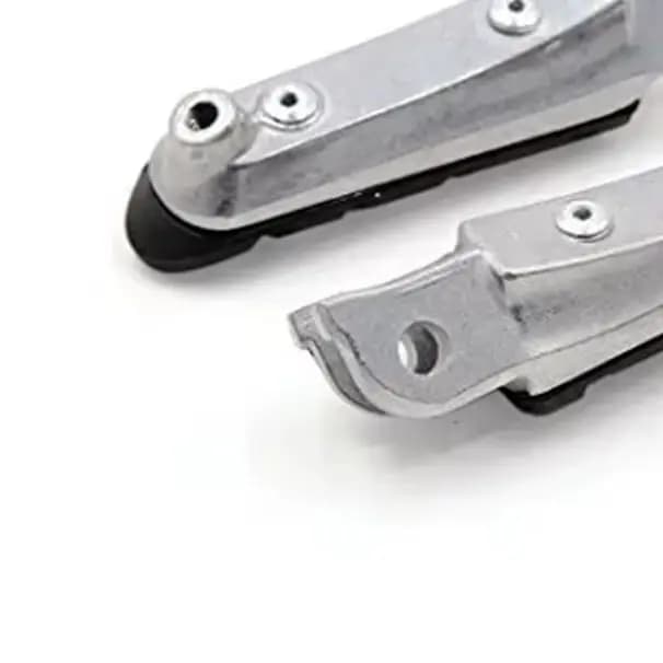 Pedane Anteriori in Alluminio CNC con Superficie in Gomma – Poggiapiedi Neri per Moto Honda CB250, CBR600F, CB600F, NC700, Hornet