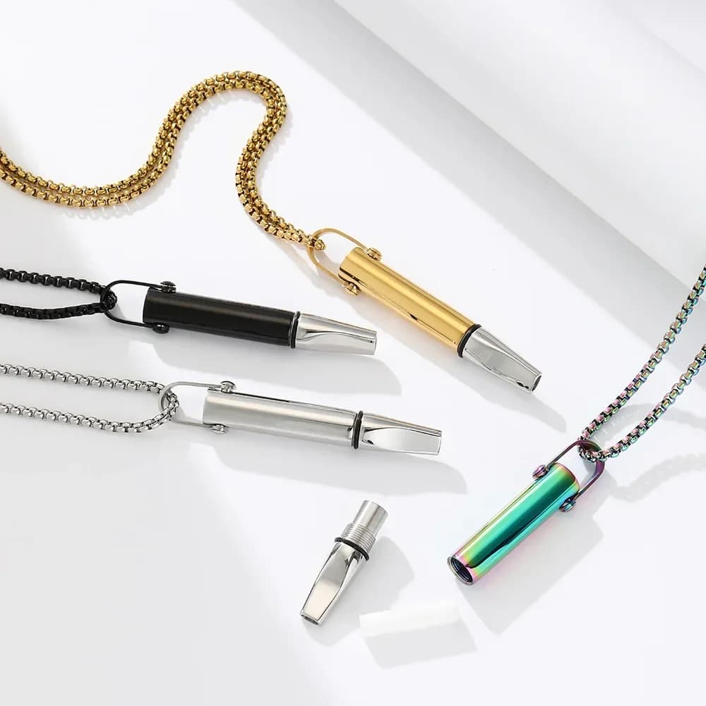 Moda Consapevolezza Resistenza alla respirazione Collana con fischietto Acciaio inossidabile Uomini e donne Meditazione Gioielli con ciondolo antistress