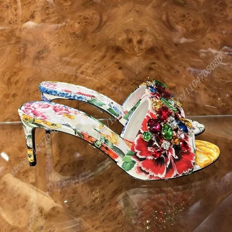 Sandali con Tacco a Spillo in Stile Etnico con Graffiti Arcobaleno e Cristalli, Ciabatte da Donna con Stampa Floreale Gialla e Totem, Sandali Aperti Estivi da Spiaggia