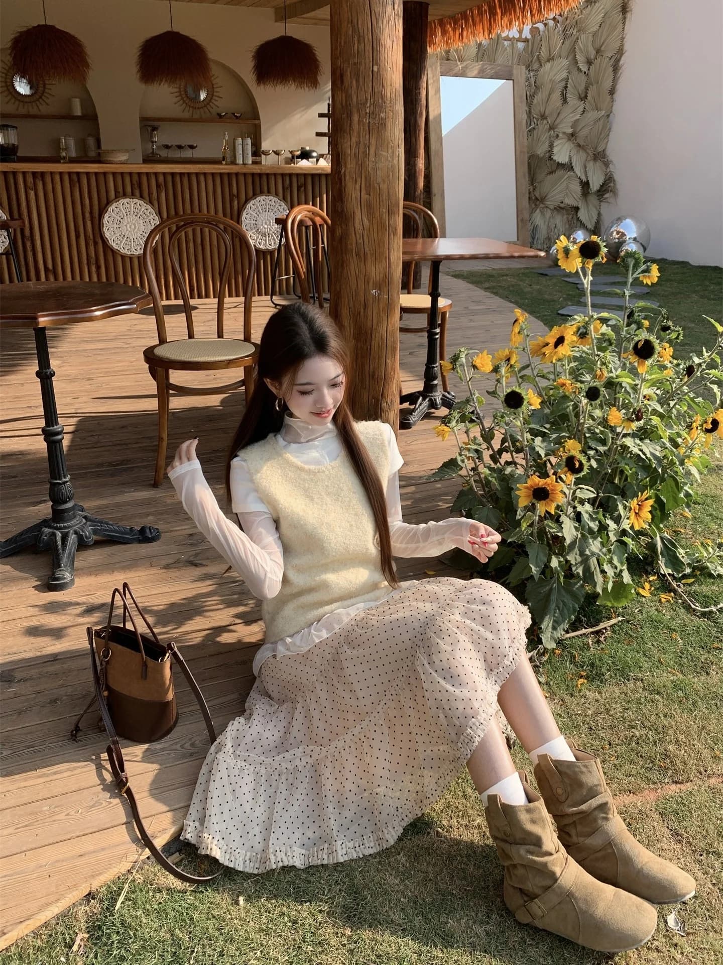 Set Tre Pezzi da Donna: Maglia Gialla a Collo Alto a Maniche Lunghe in Maglia, Gonna a Mezza Lunghezza a Pois e Top a Rete - Stile Gentle Wind alla Moda