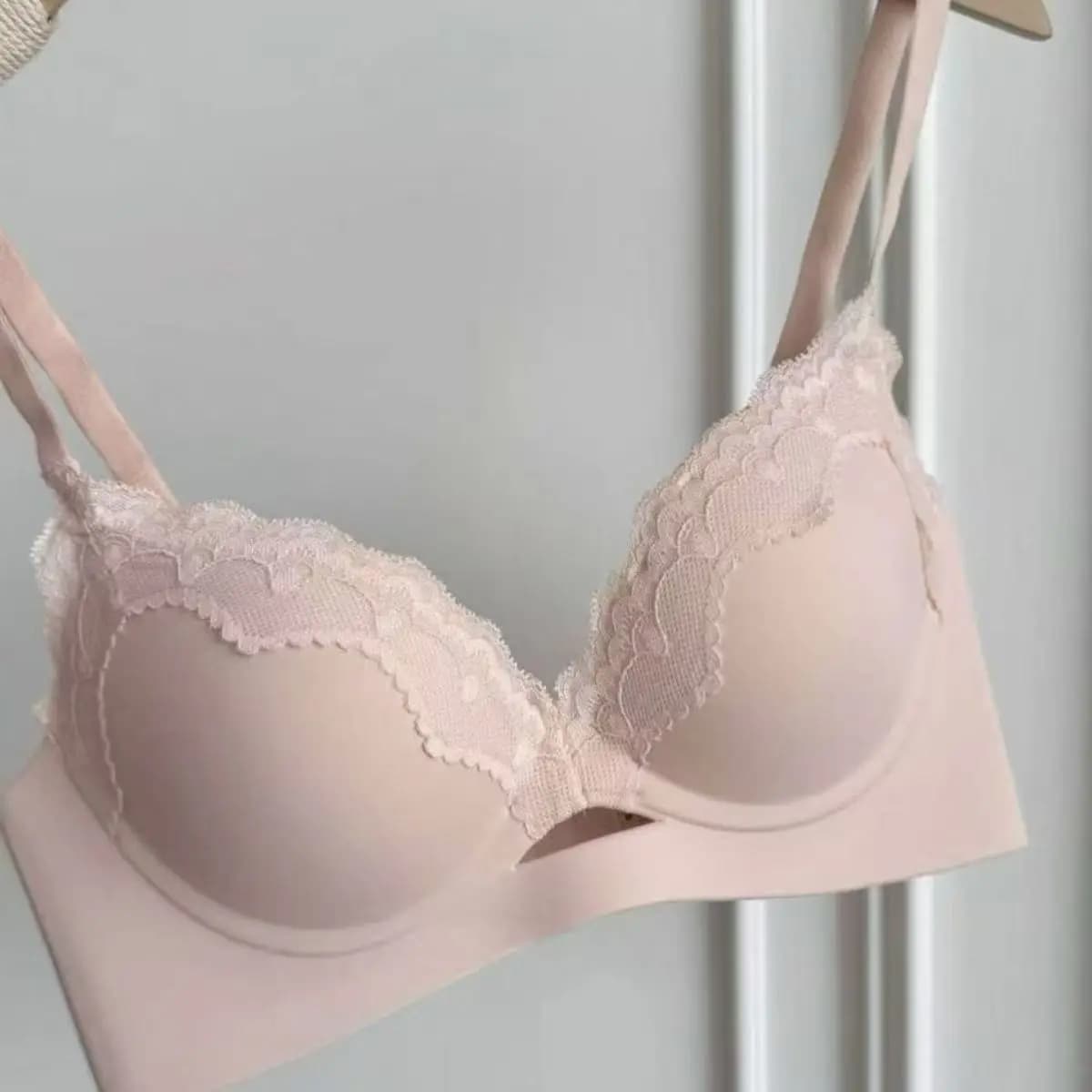 French-style girl's lingerie - gathers to show big and sweet lace - comfortable bra