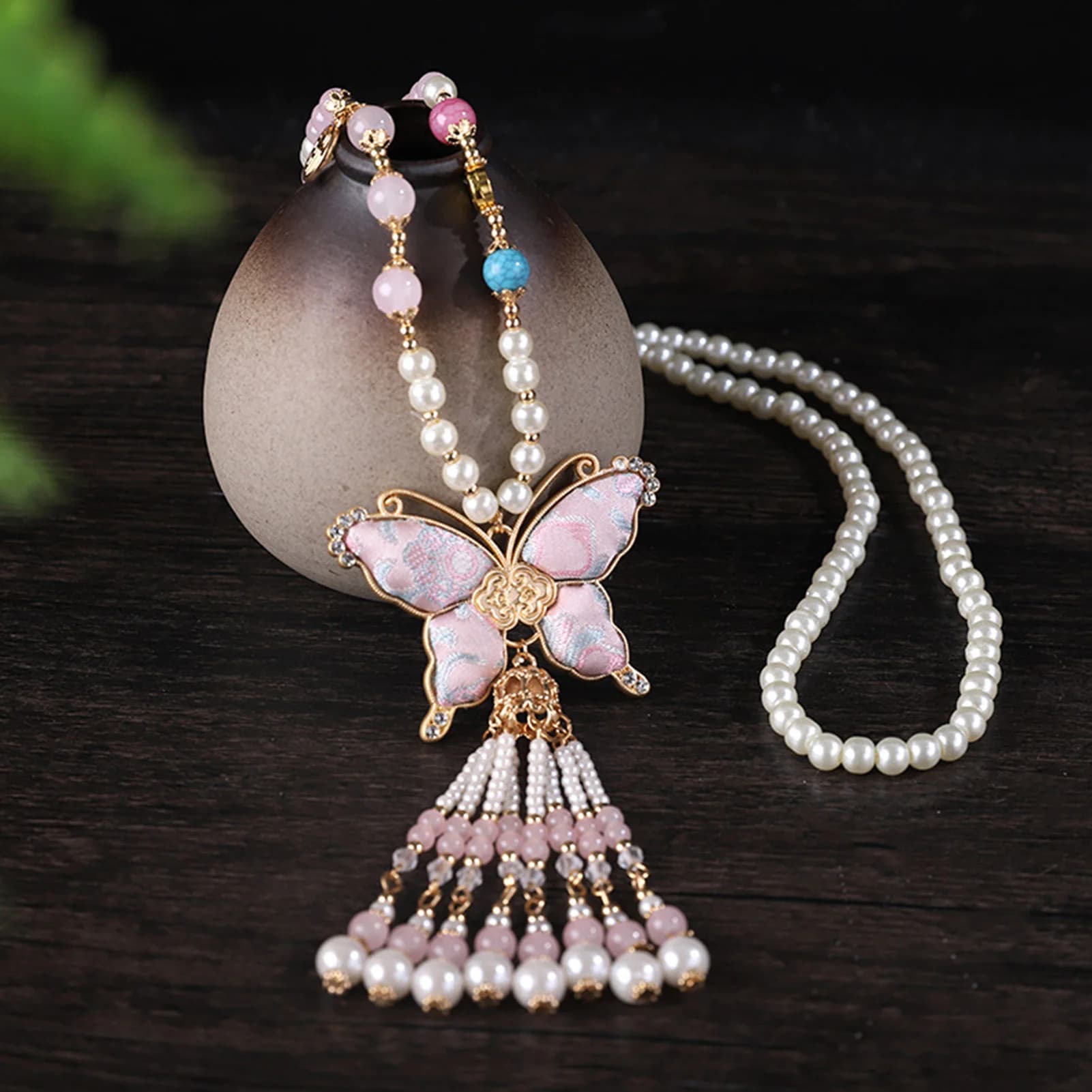 Collana decorativa in stile etnico, squisita catena per il collo con farfalla, perle e nappe, gioiello di lusso leggero per donne e ragazze