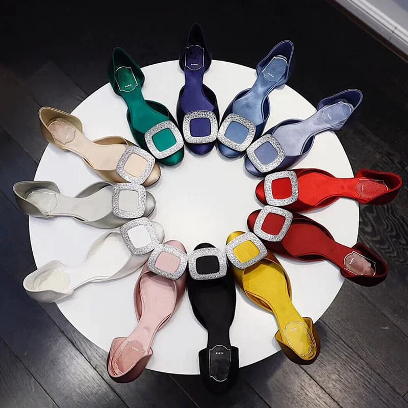 Flat women's sandals with round tip, perforated silk surface, buckle with rhinestones, for spring and summer, available in large and small sizes, perfect for banquets.