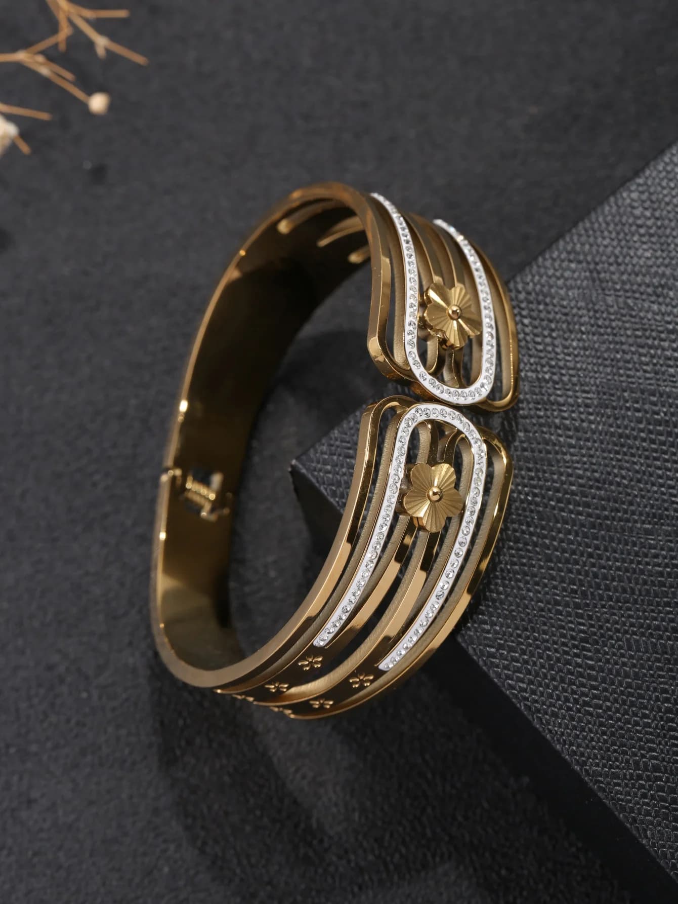 1 Piece of Stainless Steel Bracelet Plated with 18K Gold, Featuring a Multi-Layer Hollow Design with Rhinestone Flowers and a Spring Opening. Laser-Engraved Five-Leaf Flower, Exquisite and Versatile Bracelet Suitable for Elegant Ladies' Outfits, Dress Matching, Refined and Luxurious Jewelry, and Can Be Worn in Various Occasions Such as Evening Parties and Outings