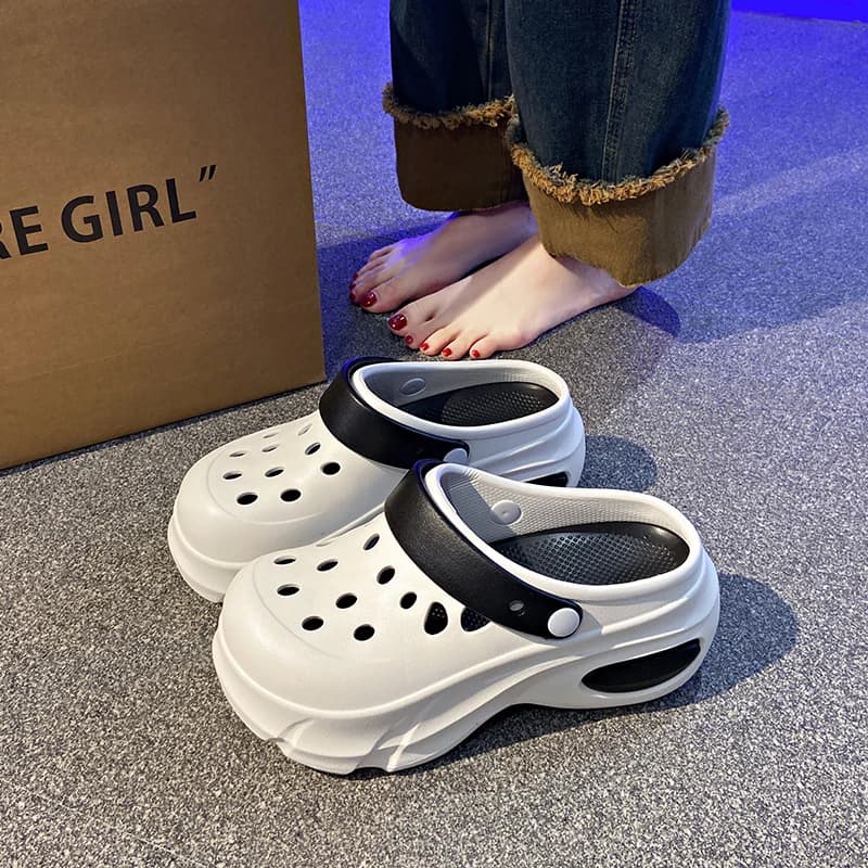 A pair of new women's slippers, wear-resistant sports sandals and slippers, anti-slip for outdoor clothing, comfortable women's shoes, simple and fashionable