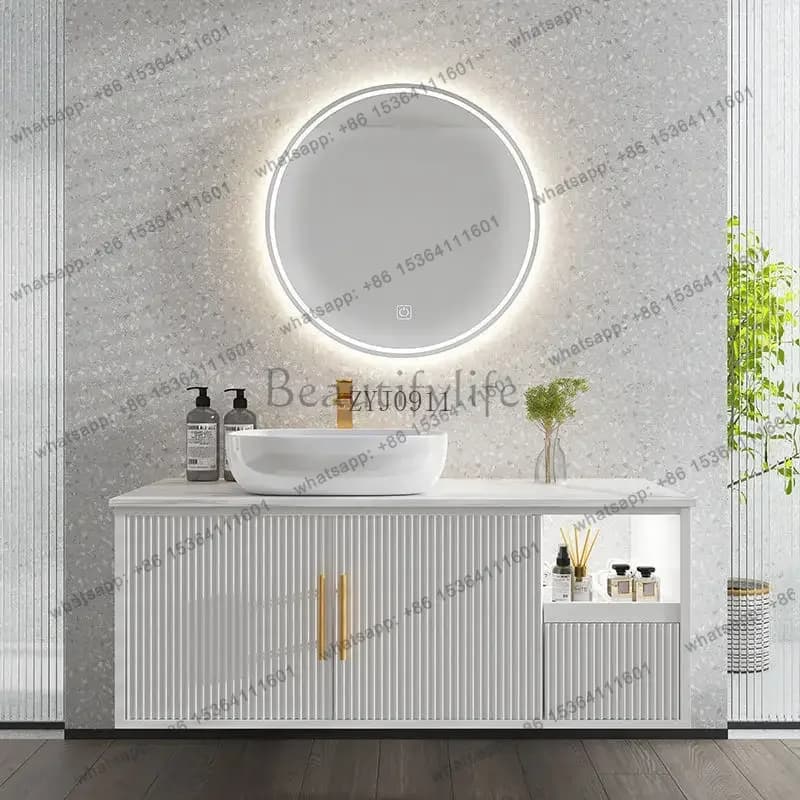 Mobile bagno di lusso con lavabo integrato in lastra di roccia, specchio intelligente e mobiletto