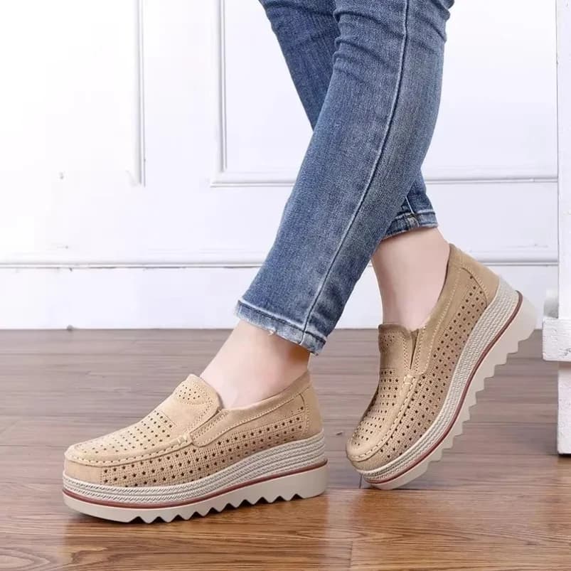 2025 Nuove scarpe da donna con piattaforma Mocassini per mocassini comodi Scarpe da ginnastica basse scavate in pelle scamosciata