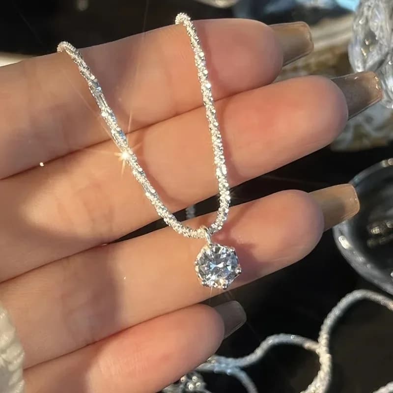 Elegante collana da donna con ciondolo gipsy semplice e brillante con strass, la scelta perfetta per l'uso quotidiano e come regalo.