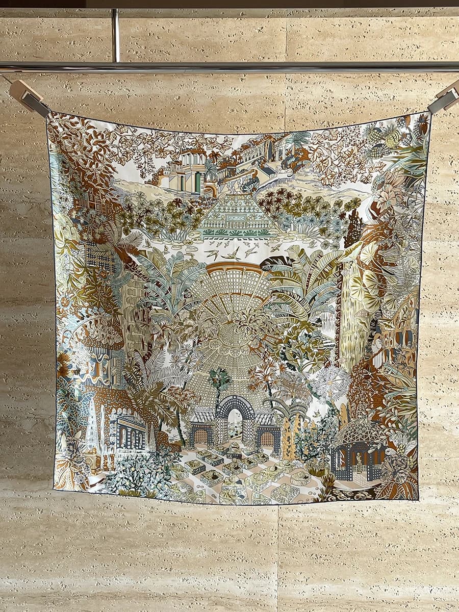 Silk scarf with lion print Luxury branded flags Hand rolled edges Hair bag Accessories for belts Scarves Christmas Gift