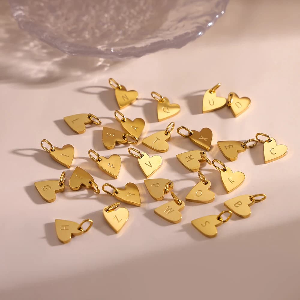 CARLIDANA Acciaio inossidabile placcato oro 26 iniziali dell'alfabeto inglese ciondolo cuore fascino lettera gioielli collana personalizzata fai da te lettera