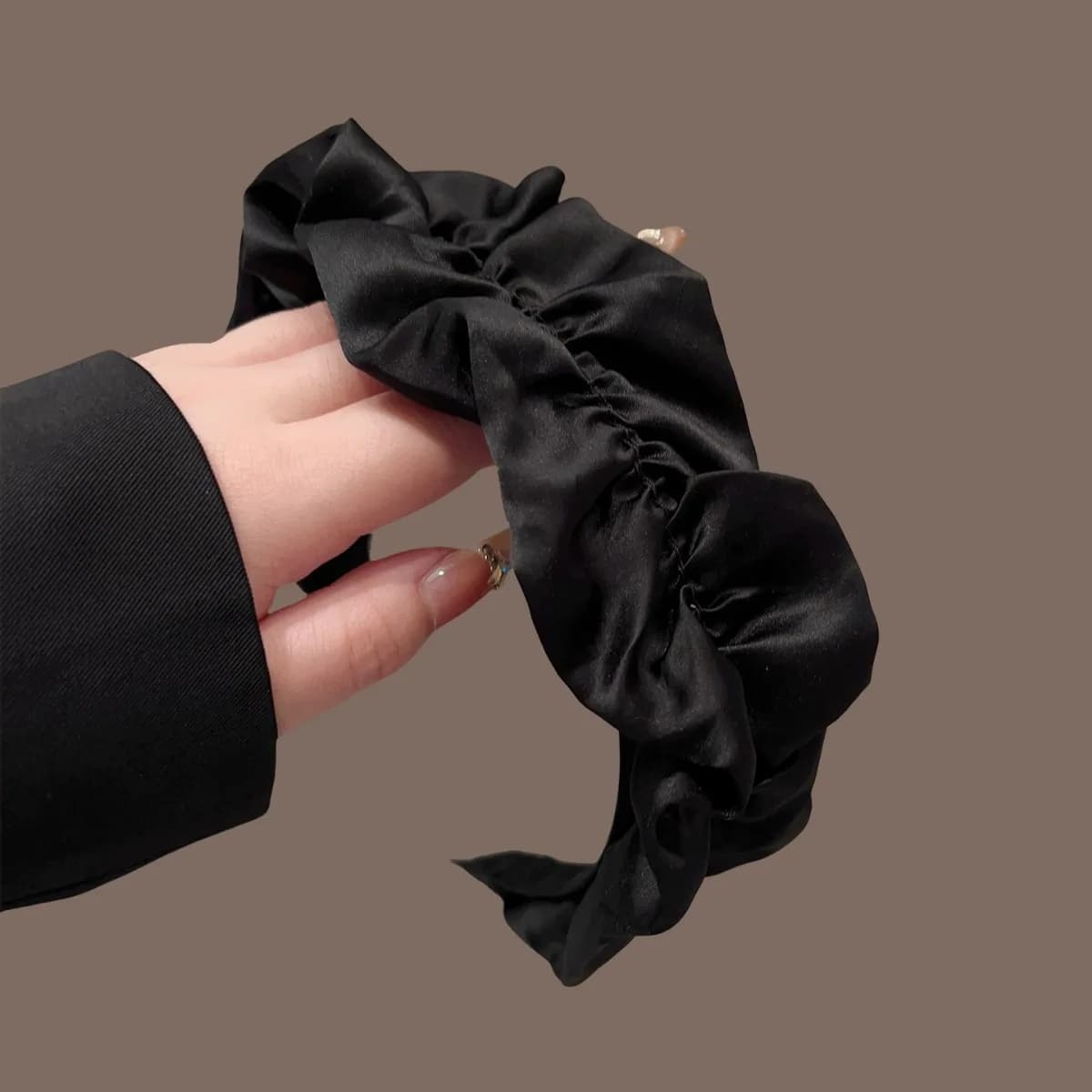 Mysterious and elegant, light, luxurious, handmade, black ribbon, high bald band, comfortable to use, hair clip