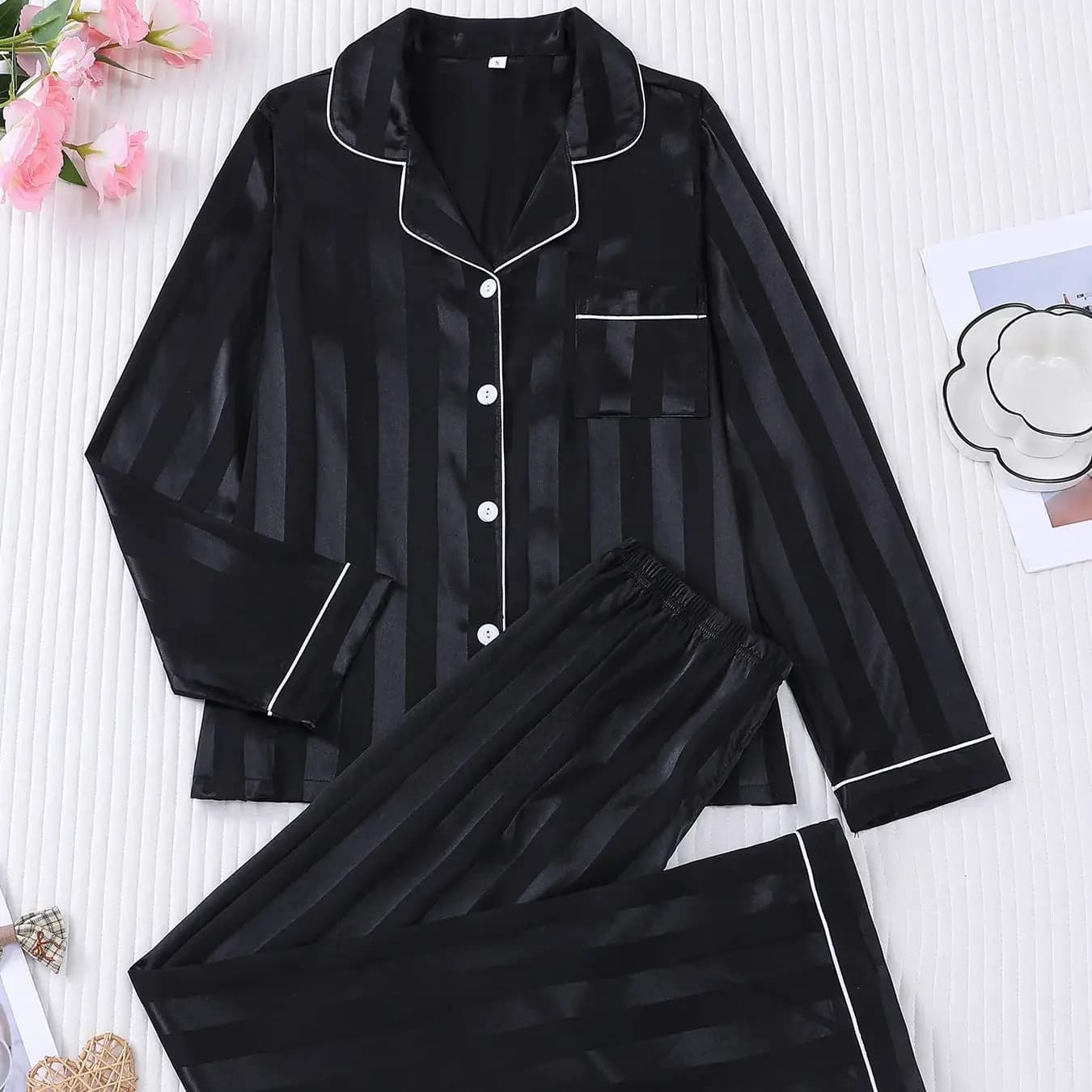 Set pigiama da donna in raso a righe verticali, maniche lunghe, con profili bianchi a contrasto, casual, due pezzi.