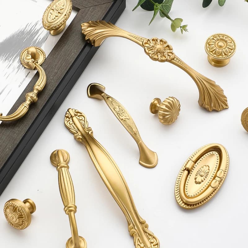 Maniglia per armadio Maniglie per guardaroba europee Ferramenta per mobili da cucina Maniglie per porte dorate Pomelli per cassetti in ottone