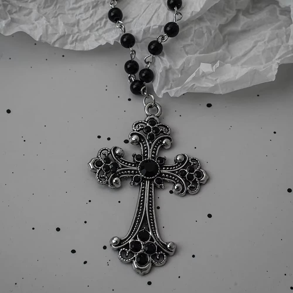 Collana con ciondolo scuro con croce di pipistrello gotico, set di collane impilate con perline nere personalizzate, regali per donne e amiche
