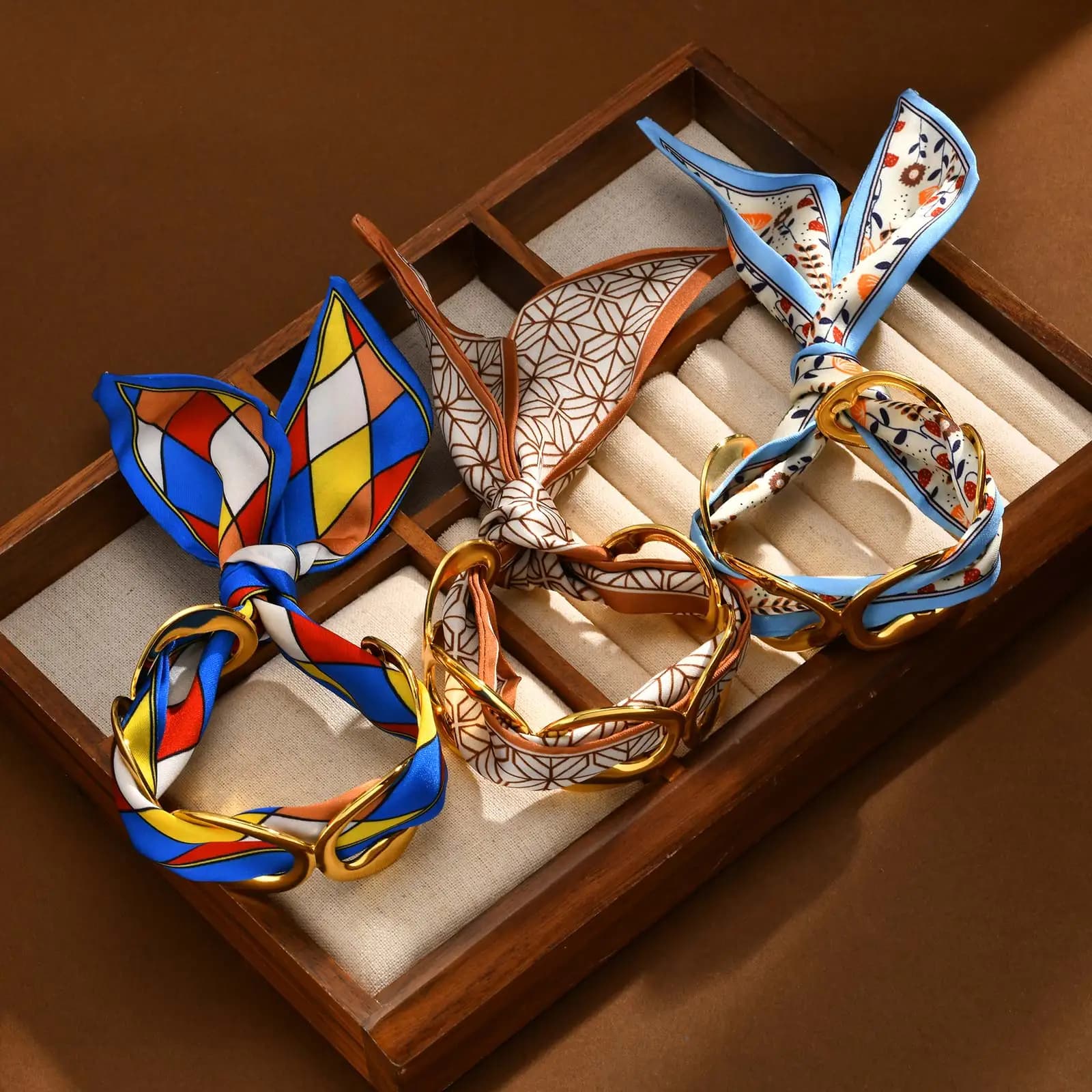 Classico braccialetto geometrico placcato oro con polsino cavo per donna, braccialetto ampio aperto in acciaio inossidabile con sciarpa di seta, gioielli esotici