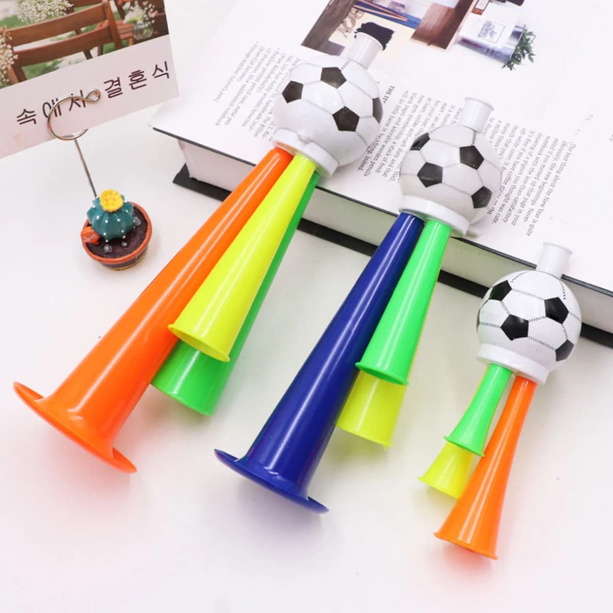 Set di 3 Cornetti a 3 Fori in Plastica a Forma di Pallone da Calcio, Accessori Creativi per Feste, Strumento per Creare un'Atmosfera Vivace