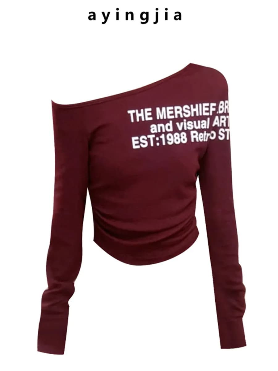 T-shirt a maniche lunghe con stampa lettering stile americano Hot Girl, spalla asimmetrica, nuovo top corto rosso plissettato slim da donna, di tendenza