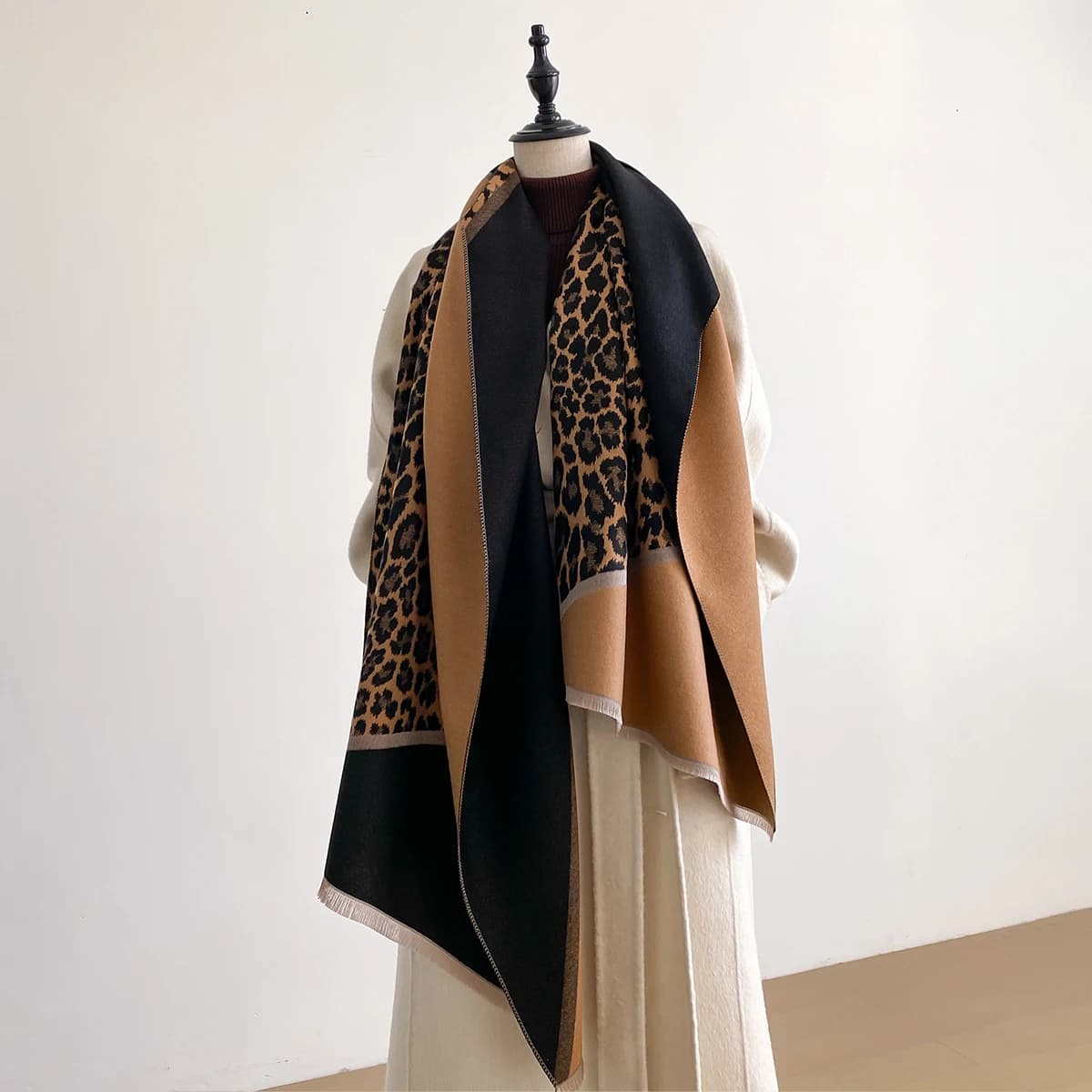 Sciarpe eleganti con design leopardato jacquard imitazione cashmere morbido scialle con frange calde Sciarpa coperta invernale antivento resistente al freddo