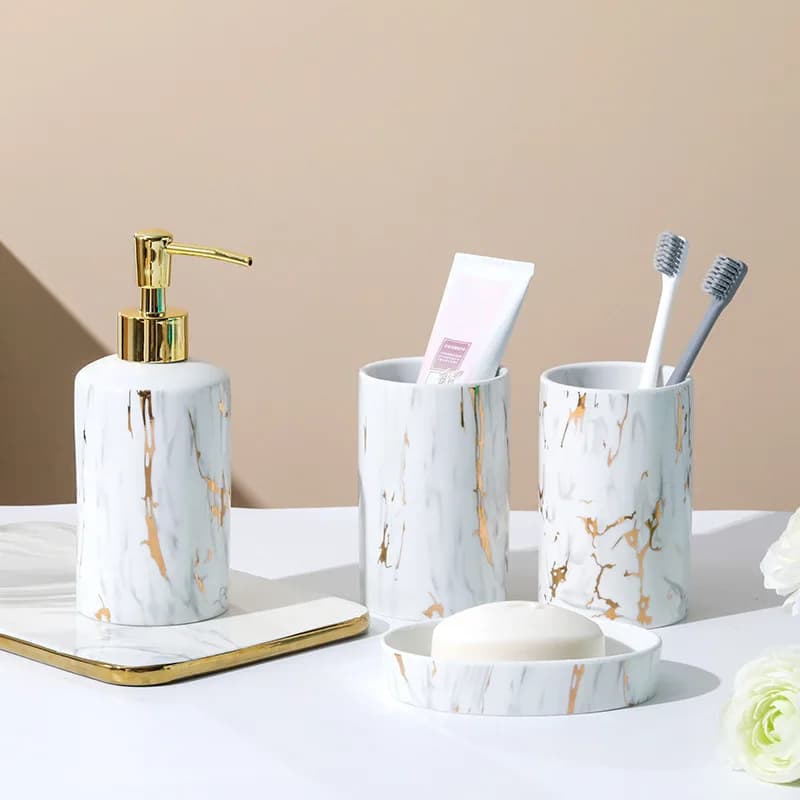 Set da bagno in marmo a quattro pezzi: lavabo in ceramica, WC, dispenser per lozione, tazza per collutorio, porta spazzolino