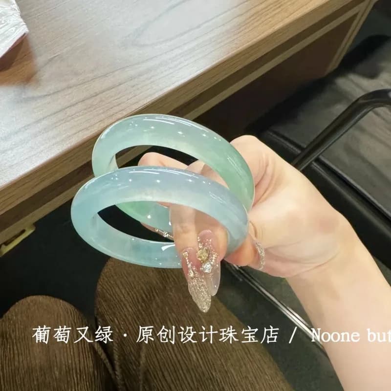 High-quality water-foam , ice blue agate chalcedony bracelet, emerald-colored quartzite jade, suitable for gif