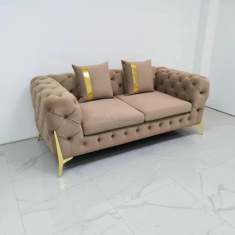 Divano Chesterfield a Due Posti in Velluto con Gambe in Metallo Dorato e Imbottitura in Spugna per Hotel, Villa e Arredamento Domestico