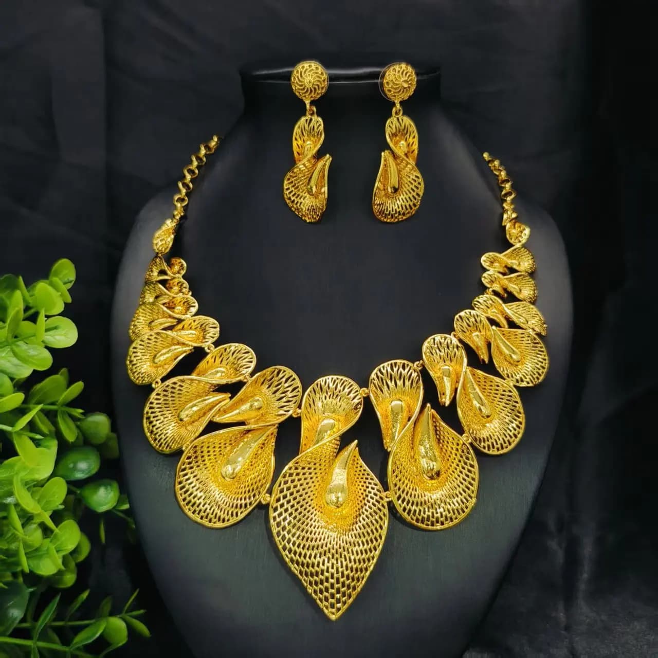 Nuovo Set di Gioielli Dubai Fashion Placcato Oro 24K - Collana e Orecchini Squisiti per Feste di Fidanzamento per la Tua Amata 666