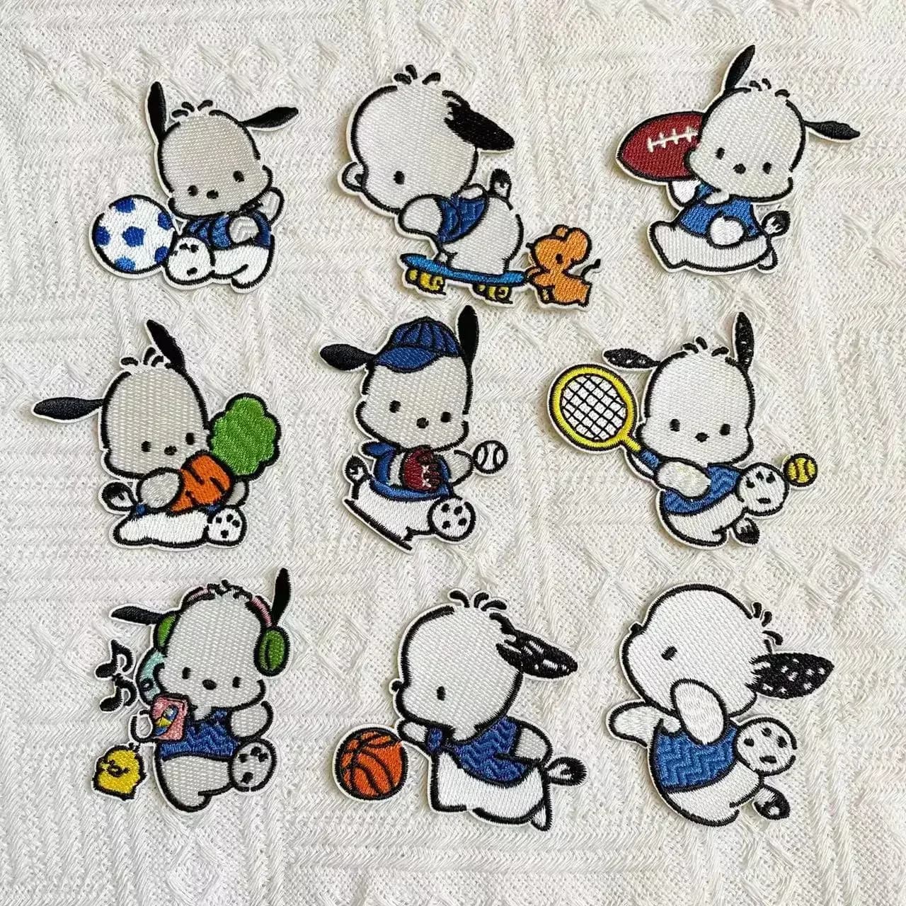 Toppa Adesiva in Peluche Ricamata a Cartone Animato Pochacco per Riparazione e Decorazione di Vestiti e Borse, Applicazione Fai da Te