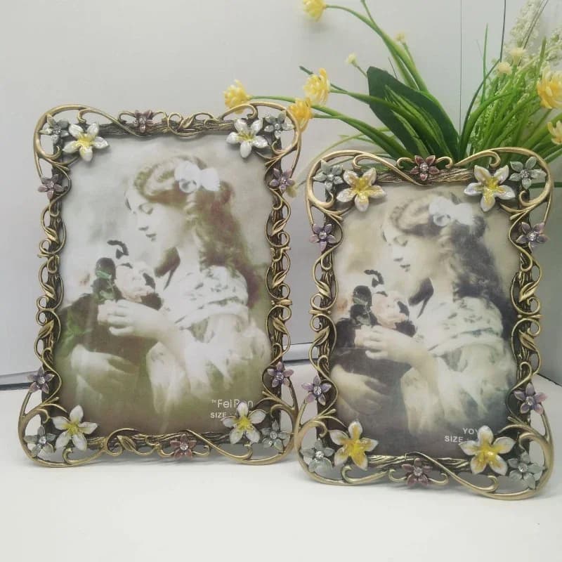 A European style retro small pendulum metal zinc alloy 6-inch 7-inch photo frame,