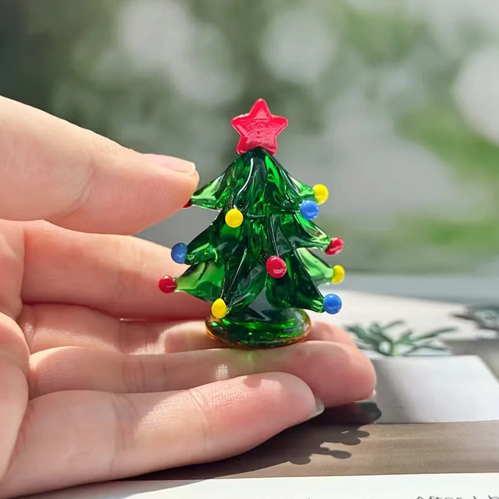 Handmade Mini Crystal Glass Christmas Tree Ornaments, Cute Mini Christmas Tree Figurines, Collectible Figurines, Christmas Themed, Suitable for Holiday and Tabletop Decorations, Are Ideal Christmas Decoration Accessories.