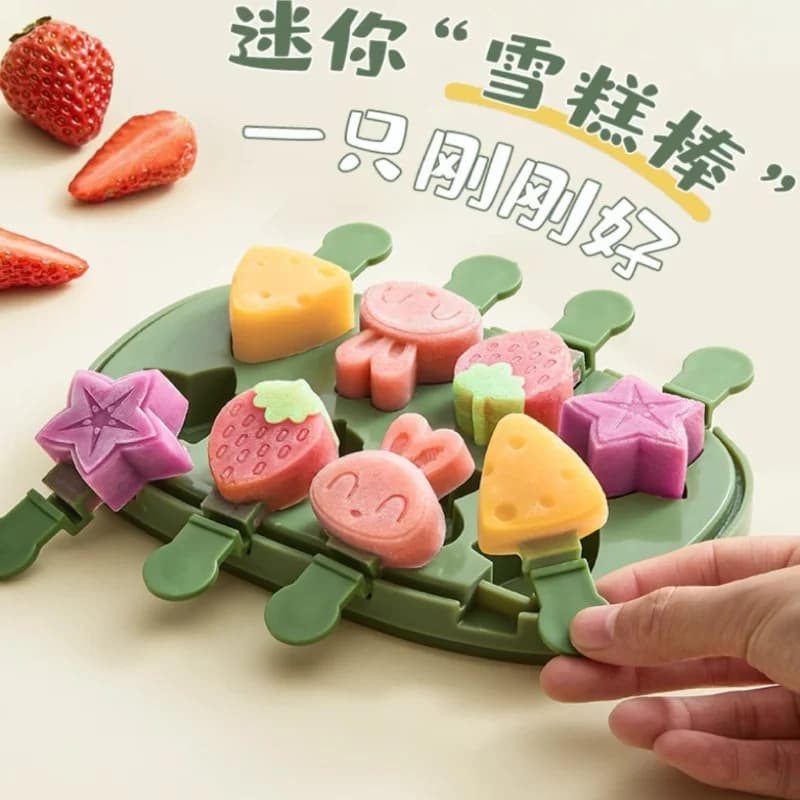 I bambini in silicone alimentare per uso domestico fatto in casa con stampi per gelato fanno ghiaccioli