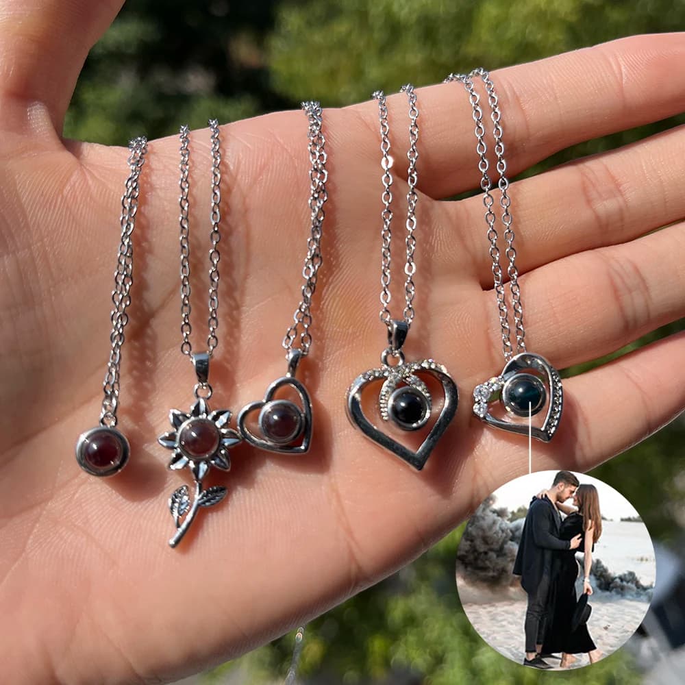 Collana con Proiezione Foto Personalizzata, Catena in Acciaio Inox, Ciondolo a Forma di Cuore, Fiore o Stella, Immagine Personalizzabile all'Interno, Collana per Coppie e Famiglie